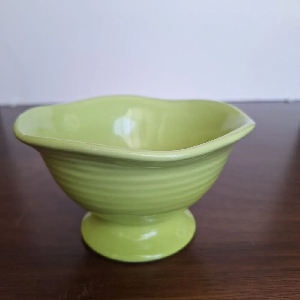 CRATE & BARREL CERAMIC LIME GREEN FLUTED FOOTED PEDESTAL BOWL ICE CREAM/SNACK